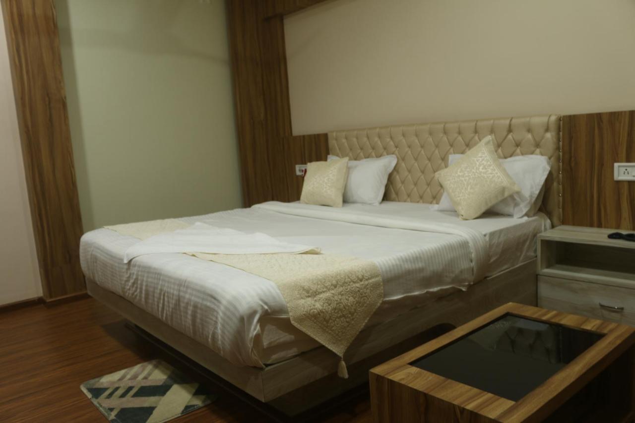 Hotel Himalaya Agartala Kültér fotó