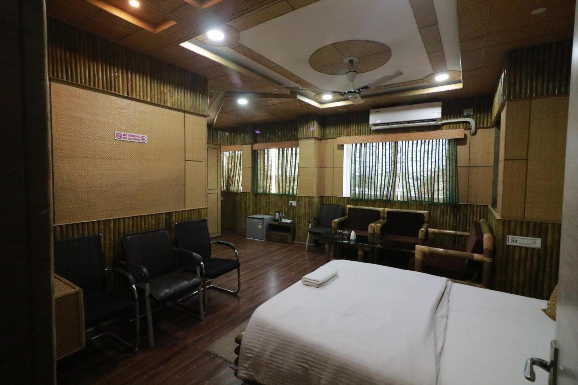 Hotel Himalaya Agartala Kültér fotó