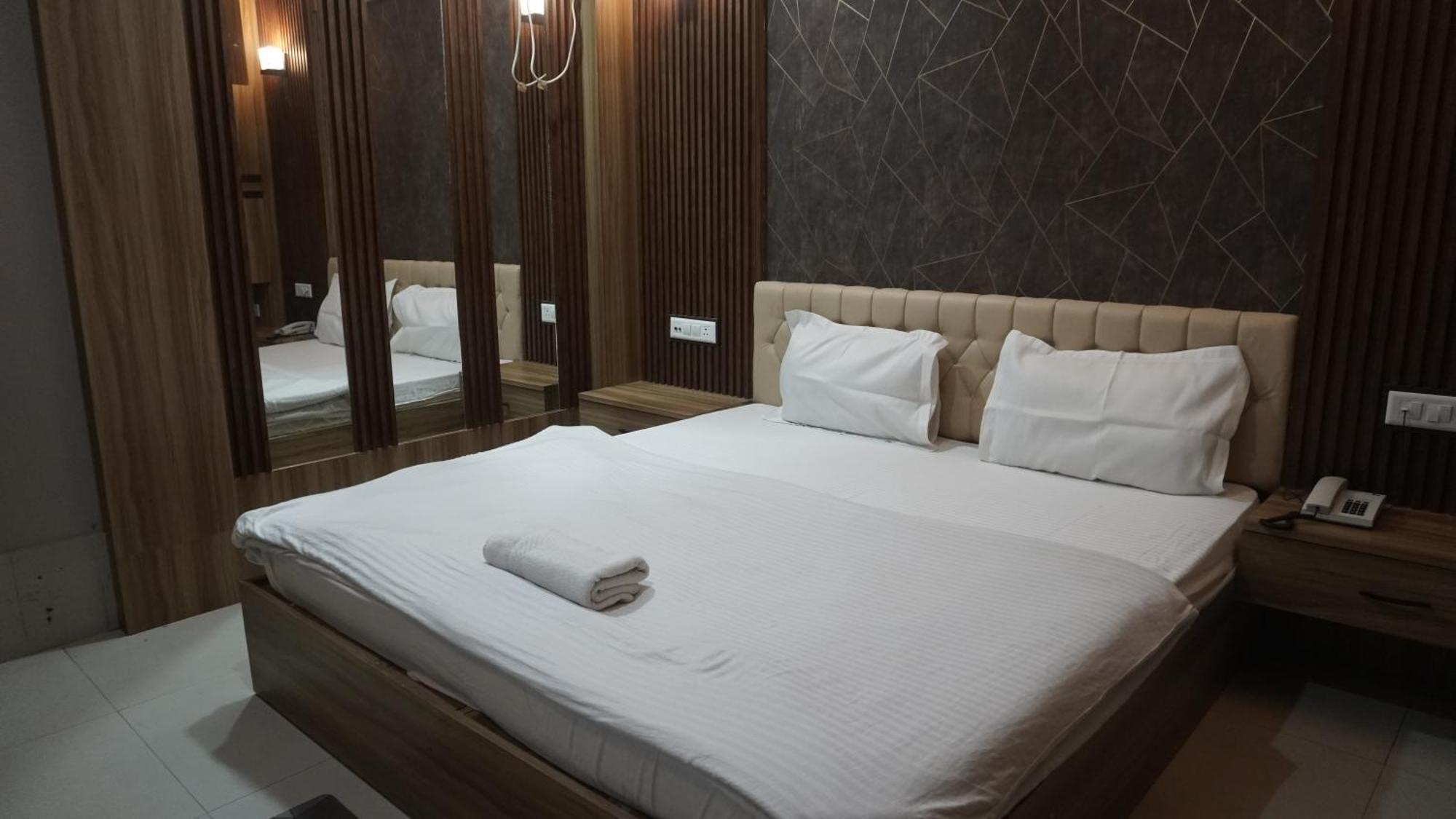 Hotel Himalaya Agartala Kültér fotó